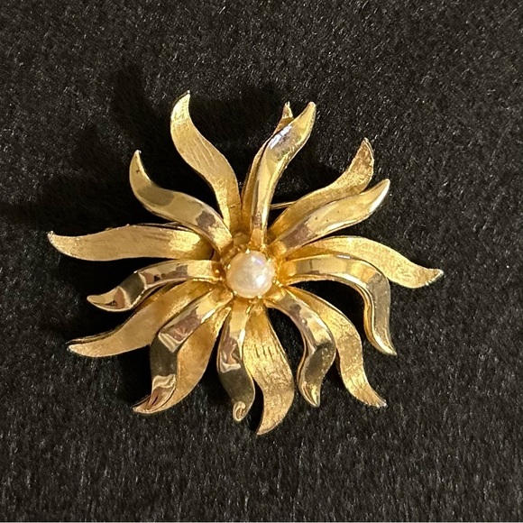 Vintage Gold Tone Flower Brooks Brooch Signed - Picture 2 of 10